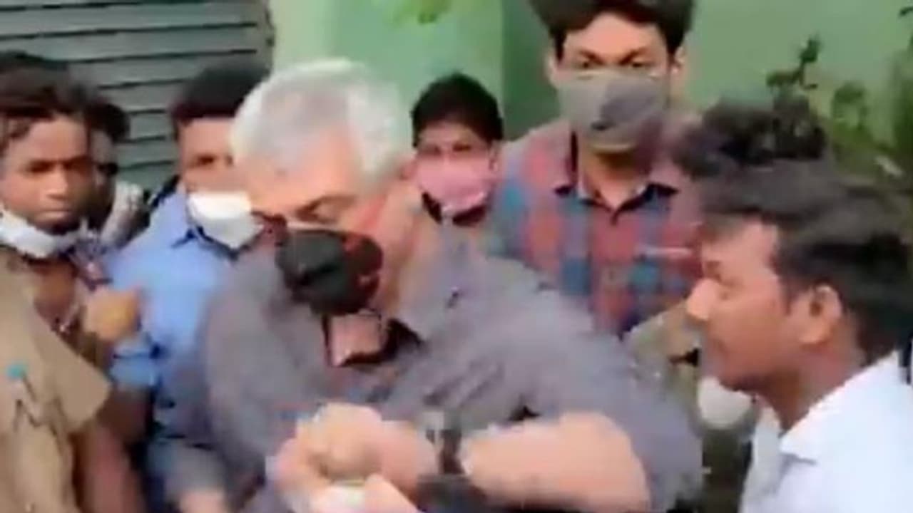 அம்மாடியோவ்!! தல அஜித்துக்கு இவ்வளவு கோபம் வருமா?... தீயாய் பரவும் வைரல் வீடியோ...! அம்மாடியோவ்!! தல அஜித்துக்கு இவ்வளவு கோபம் வருமா?... தீயாய் பரவும் வைரல் வீடியோ...!