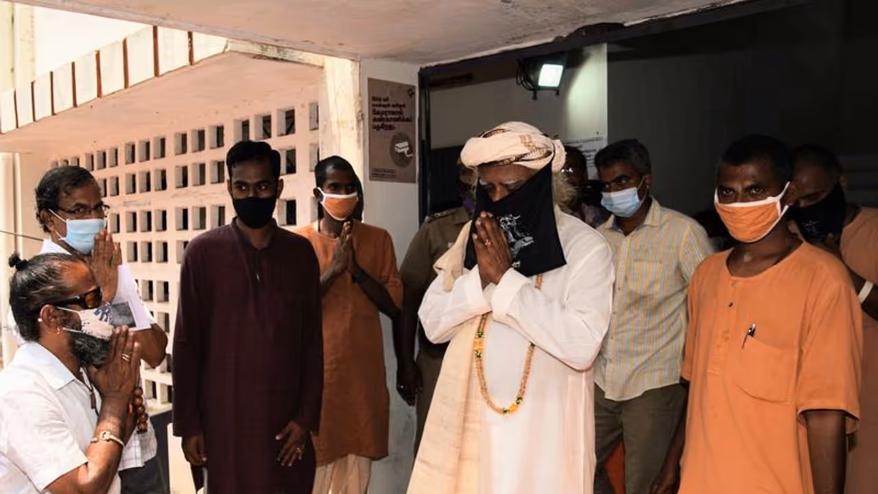 தமிழக கோவில்களை விடுவிக்க அடுத்து அமையும் அரசுடன் இணைந்து செயல்படுவோம்..! வாக்களித்த பிறகு சத்குரு பேட்டி