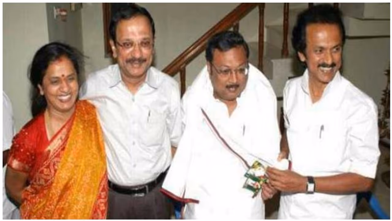 கருணாநிதி குடும்பத்தை ஆட்டிப்படைக்கும் கொரோனா... அதிர்ச்சியில் திமுக..!