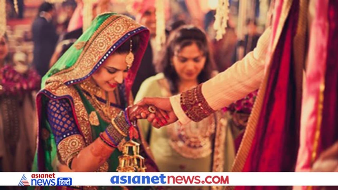 अरेंज मैरिज से लगता है डर तो ऐसे बढ़ाएं रिश्ते में प्यार, उतर जाएगा लव मैरिज का भूत अरेंज मैरिज से लगता है डर तो ऐसे बढ़ाएं रिश्ते में प्यार, उतर जाएगा लव मैरिज का भूत