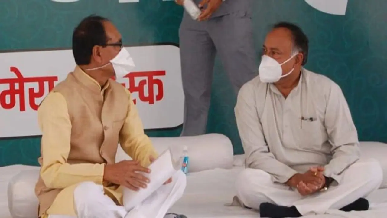 MP में कांग्रेस को लगा झटका, CM शिवराज के 'स्वास्थ्य आग्रह' में पहुंचे दिग्विजय के भाई लक्ष्मण सिंह