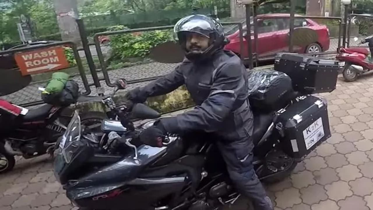 गाड़ियों के जखीरे के बाद अब पुराने वीडियो में 8 लाख की बाइक पर नजर आया वझे, मिस्ट्री गर्ल से खास कनेक्शन गाड़ियों के जखीरे के बाद अब पुराने वीडियो में 8 लाख की बाइक पर नजर आया वझे, मिस्ट्री गर्ल से खास कनेक्शन