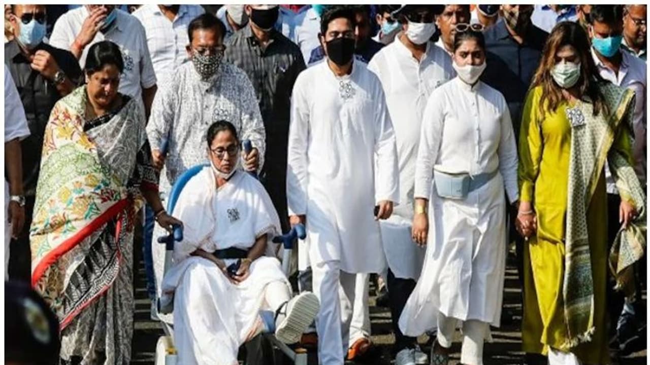 ബംഗാളിൽ 77.68 ശതമാനം പോളിങ്; പലയിടത്തും സംഘർഷം, ബിജെപിക്കെതിരെ ആരോപണങ്ങളുമായി തൃണമൂൽ ബംഗാളിൽ 77.68 ശതമാനം പോളിങ്; പലയിടത്തും സംഘർഷം, ബിജെപിക്കെതിരെ ആരോപണങ്ങളുമായി തൃണമൂൽ