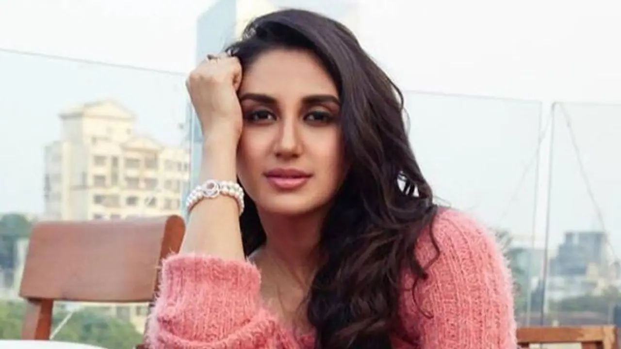 తలపై కొట్టి మొబైల్ లాక్కెళ్లారు.. నడిరోడ్డుపై హీరోయిన్ కి భయంకర అనుభవం! తలపై కొట్టి మొబైల్ లాక్కెళ్లారు.. నడిరోడ్డుపై హీరోయిన్ కి భయంకర అనుభవం!