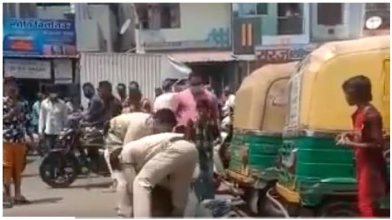 முகக் கவசம் சரியாக அணியாத நபர் மீது கொலைவெறித் தாக்குதல்... போலீஸார் இருவர் சஸ்பெண்ட்..! முகக் கவசம் சரியாக அணியாத நபர் மீது கொலைவெறித் தாக்குதல்... போலீஸார் இருவர் சஸ்பெண்ட்..!