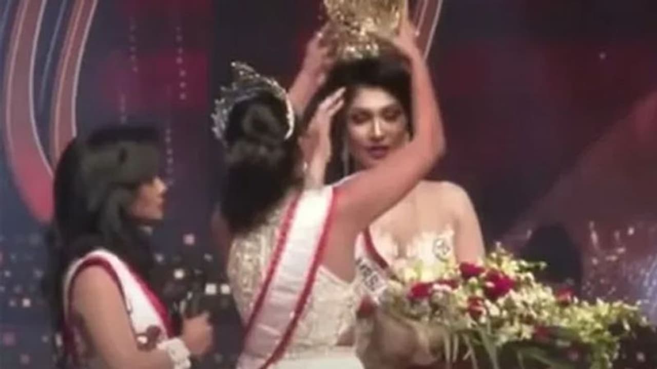मिसेज श्रीलंका के दौरान स्टेज पर ही होने लगी लड़ाई, विजेता के सिर से छीन लिया ताज, तो वो रोने लगी मिसेज श्रीलंका के दौरान स्टेज पर ही होने लगी लड़ाई, विजेता के सिर से छीन लिया ताज, तो वो रोने लगी