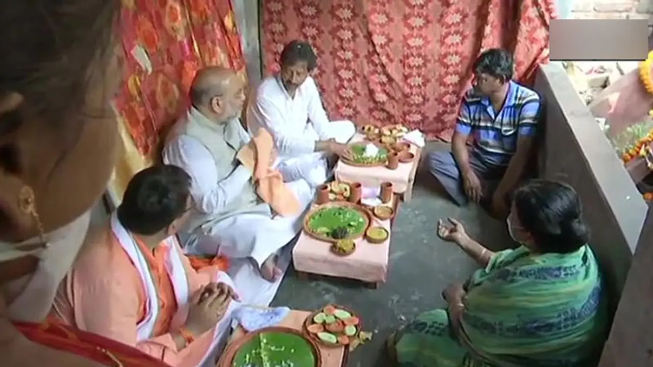 West Bengal Election: रोड शो के दौरान जब अमित शाह को लगी भूख, तो रिक्शा ड्राइवर के घर पहुंचकर किया भोजन West Bengal Election: रोड शो के दौरान जब अमित शाह को लगी भूख, तो रिक्शा ड्राइवर के घर पहुंचकर किया भोजन