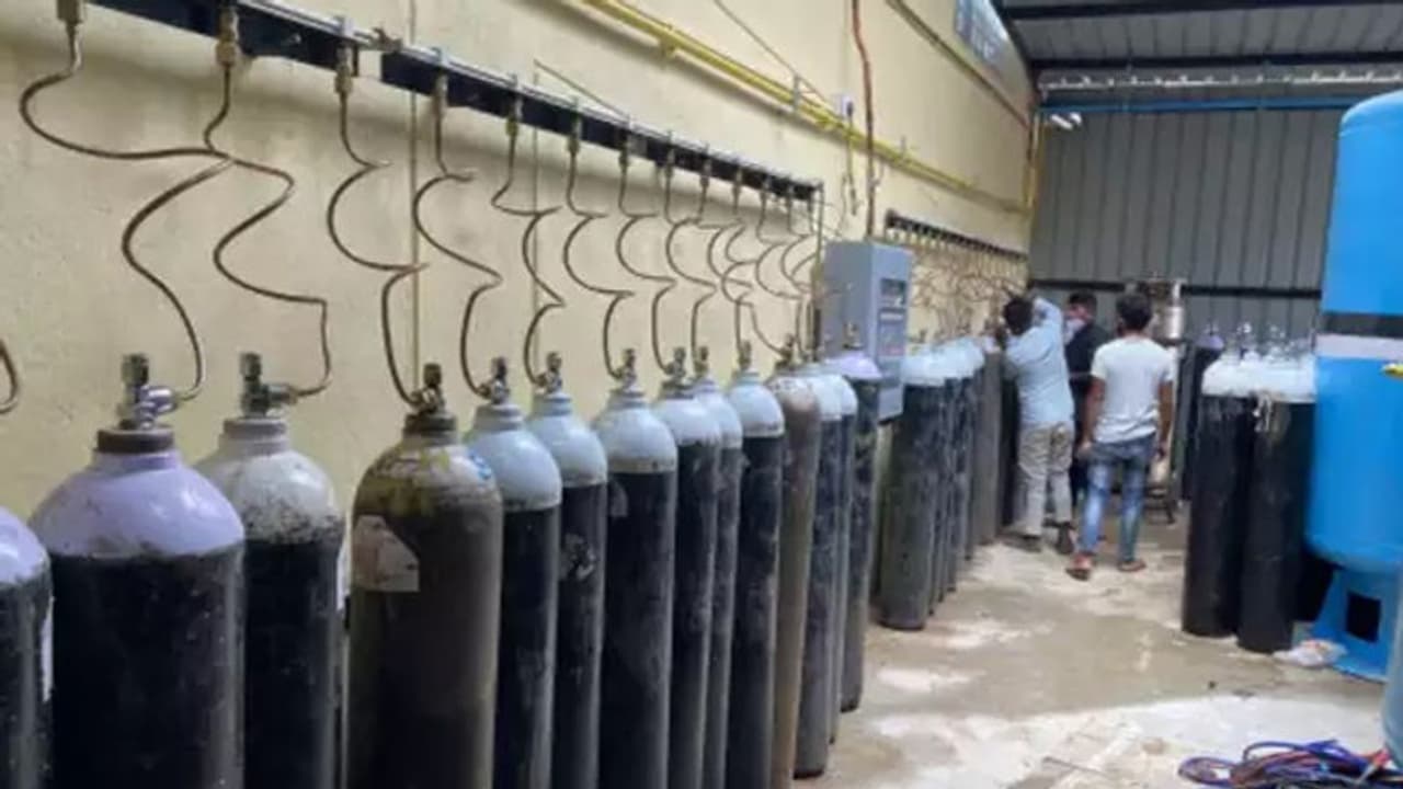 కరోనా పంజా: ఆసుపత్రులకు పోటెత్తుతున్న రోగులు, ఆక్సిజన్ సిలిండర్లకు గిరాకీ కరోనా పంజా: ఆసుపత్రులకు పోటెత్తుతున్న రోగులు, ఆక్సిజన్ సిలిండర్లకు గిరాకీ