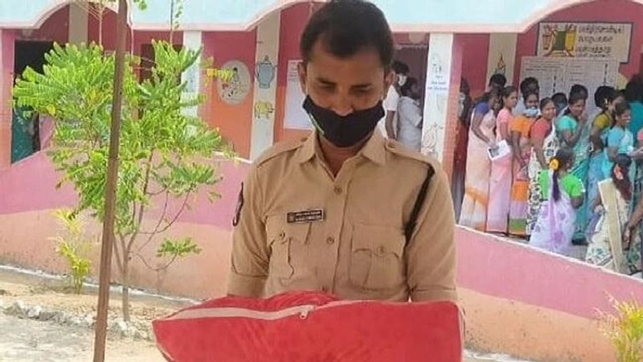 హ్యాట్సాఫ్ పోలీస్ : పసిబిడ్డను ఆడించి.. పోలింగ్ కేంద్రంలోని తల్లికి ఊరట..