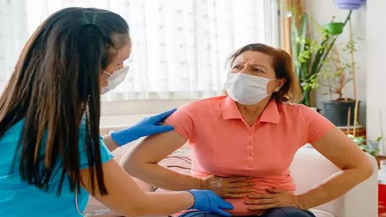 कोरोना की दूसरी लहर में आ रहे हैं नए लक्षण; भूख की कमी और कमजोरी के साथ हो रहा पेटदर्द कोरोना की दूसरी लहर में आ रहे हैं नए लक्षण; भूख की कमी और कमजोरी के साथ हो रहा पेटदर्द