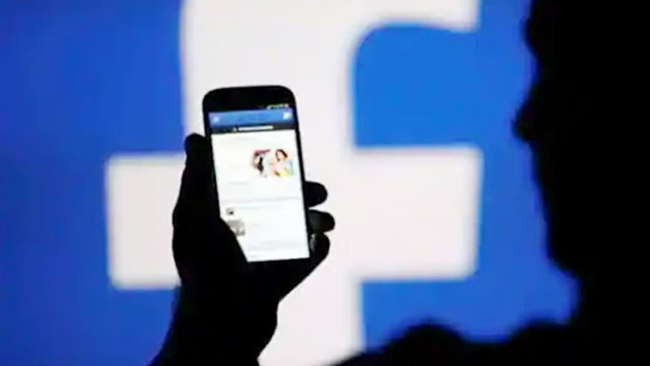 ಫೇಸ್ಬುಕ್ನಲ್ಲಿ ಫೋಟೋ ಹಾಕಿ ಬಾಲಕಿಯರಿಗೆ ಗಾಳ..! ಫೇಸ್ಬುಕ್ನಲ್ಲಿ ಫೋಟೋ ಹಾಕಿ ಬಾಲಕಿಯರಿಗೆ ಗಾಳ..!