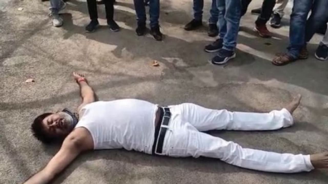 डीएम आवास पर कुछ यूं लेट गए बीजेपी विधायक, जानिए क्या था पूरा मामला डीएम आवास पर कुछ यूं लेट गए बीजेपी विधायक, जानिए क्या था पूरा मामला