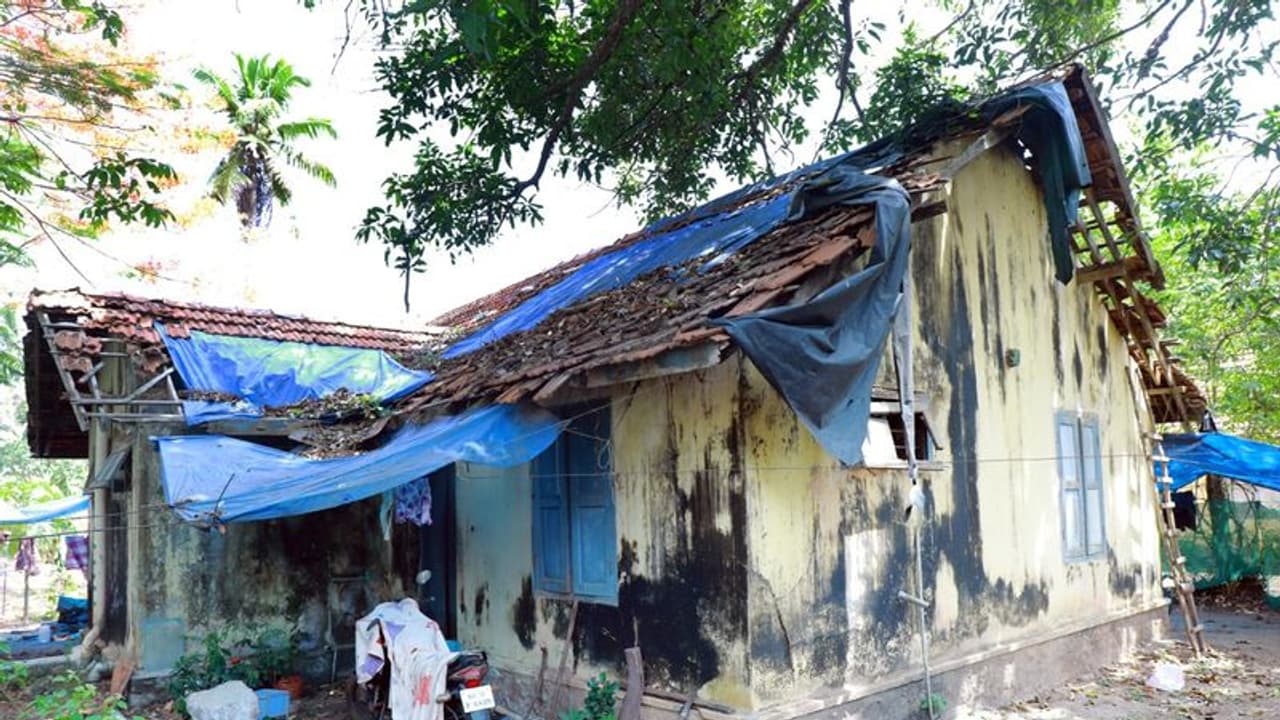 'ഈ ക്വാർട്ടേഴ്സുകൾക്ക് ഉറപ്പില്ല'; ഇവിടെ ദുരിതം പേറുന്നത് പൊലീസുകാർ 'ഈ ക്വാർട്ടേഴ്സുകൾക്ക് ഉറപ്പില്ല'; ഇവിടെ ദുരിതം പേറുന്നത് പൊലീസുകാർ