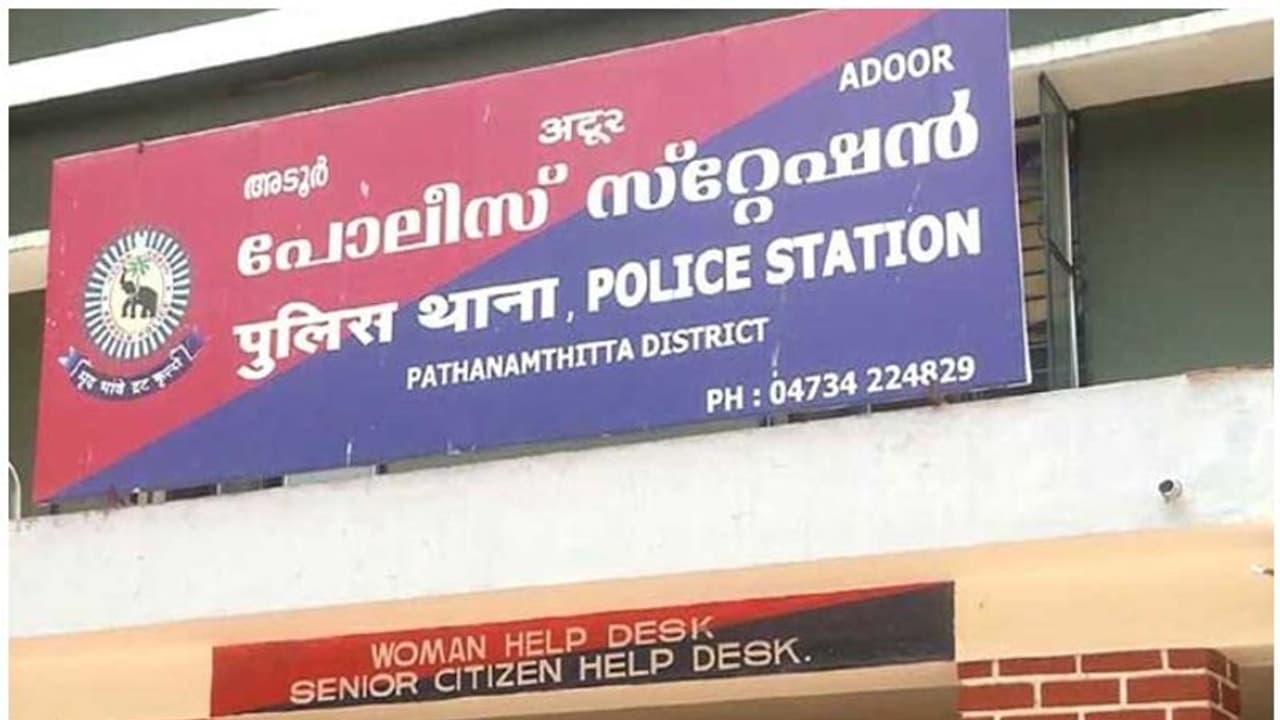 അടൂരിൽ പൊലീസ് സ്റ്റേഷന് മുന്നിൽ കോൺഗ്രസ് പ്രതിഷേധം, യുഡിഎഫ് സ്ഥാനാർത്ഥിയും സ്ഥലത്ത്