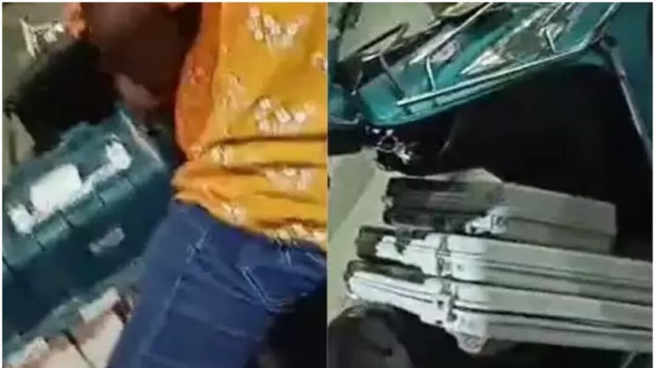 ஸ்கூட்டரில் பறந்த வாக்குப்பதிவு இயந்திரங்கள்... விசாரணைக்கு ஆஜராகும் படி 4 பேருக்கு போலீசார் சம்மன்...!