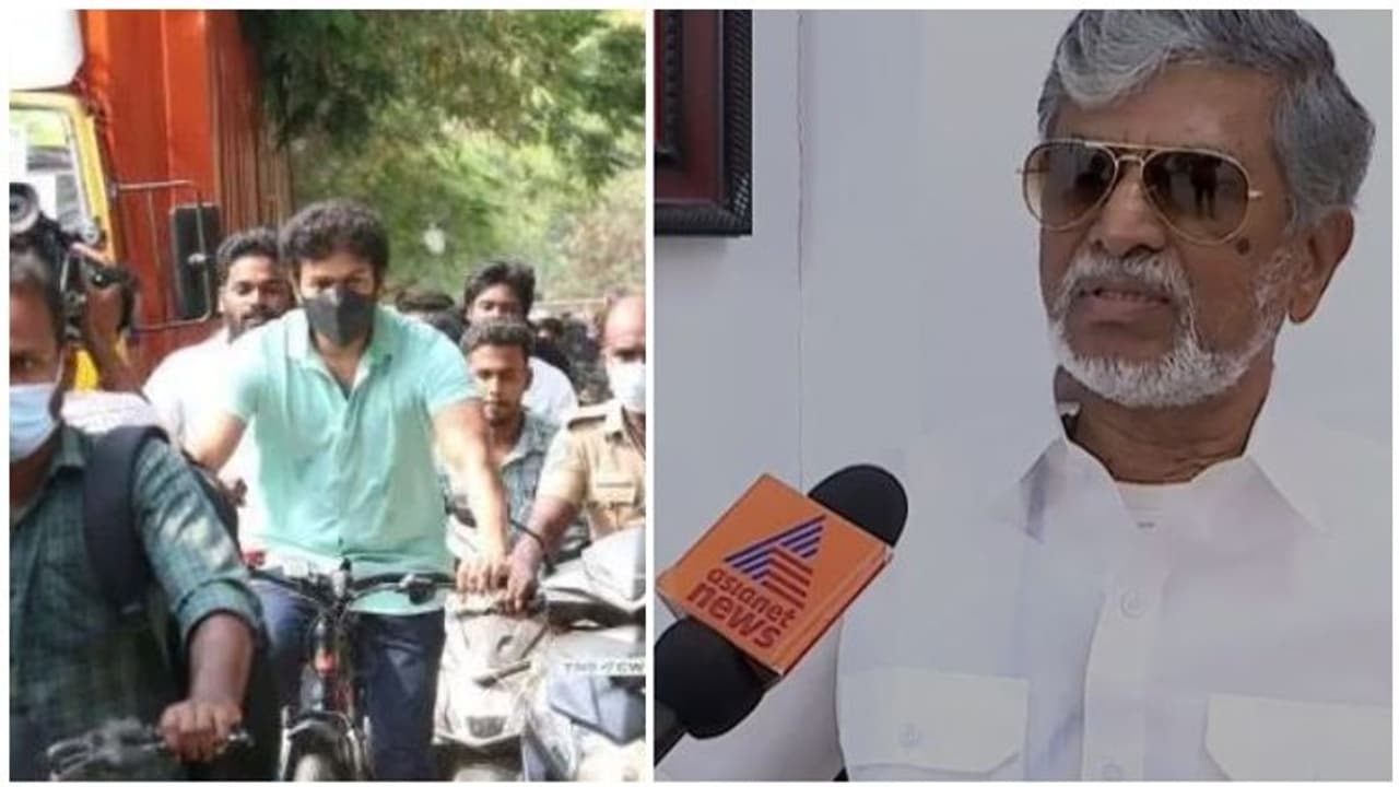 Exclusive: சைக்கிளில் வந்து ஓட்டு போட்ட விஜய்... அரசியல் நோக்கத்திலா? தந்தை எஸ்.ஏ.சி பளீச் பதில்! Exclusive: சைக்கிளில் வந்து ஓட்டு போட்ட விஜய்... அரசியல் நோக்கத்திலா? தந்தை எஸ்.ஏ.சி பளீச் பதில்!