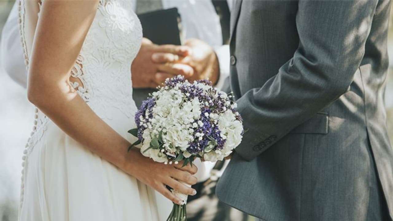 ఒకే మహిళతో నాలుగుసార్లు పెళ్లి.. మూడుసార్లు విడాకులు ఇచ్చి.. ఒకే మహిళతో నాలుగుసార్లు పెళ్లి.. మూడుసార్లు విడాకులు ఇచ్చి..