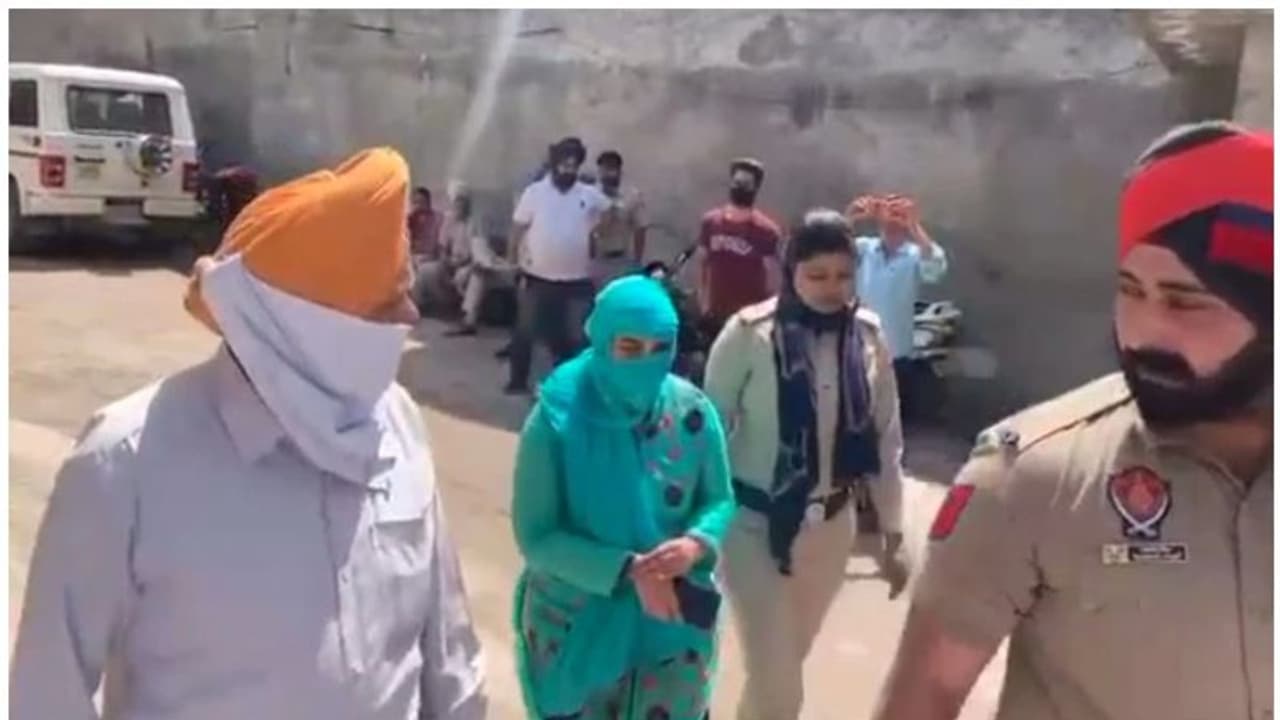 പാക് യുവാവിനെ തേടി അതിര്ത്തിയില് എത്തി; അഞ്ചു വയസ്സുകാരിയുടെ അമ്മയായ ഇന്ത്യാക്കാരി പിടിയില് പാക് യുവാവിനെ തേടി അതിര്ത്തിയില് എത്തി; അഞ്ചു വയസ്സുകാരിയുടെ അമ്മയായ ഇന്ത്യാക്കാരി പിടിയില്