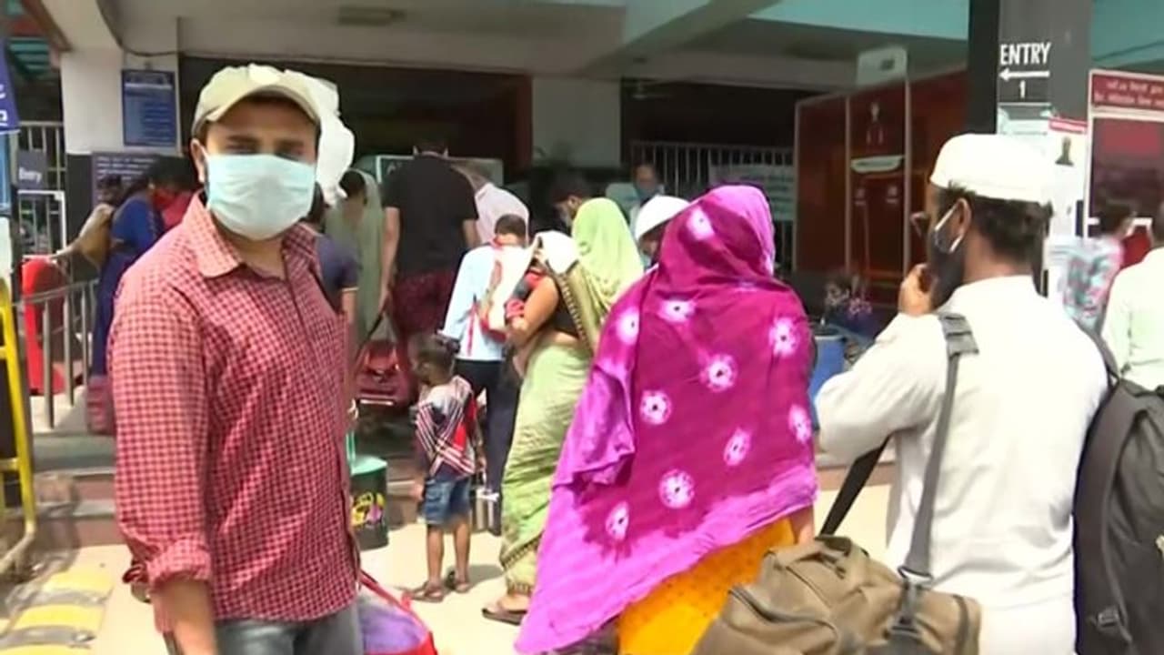 लॉकडाउन का डर : दिल्ली और मुंबई से मजदूरों का पलायन शुरू, बोले अच्छा होगा अब शहर छोड़ दें..... लॉकडाउन का डर : दिल्ली और मुंबई से मजदूरों का पलायन शुरू, बोले अच्छा होगा अब शहर छोड़ दें.....