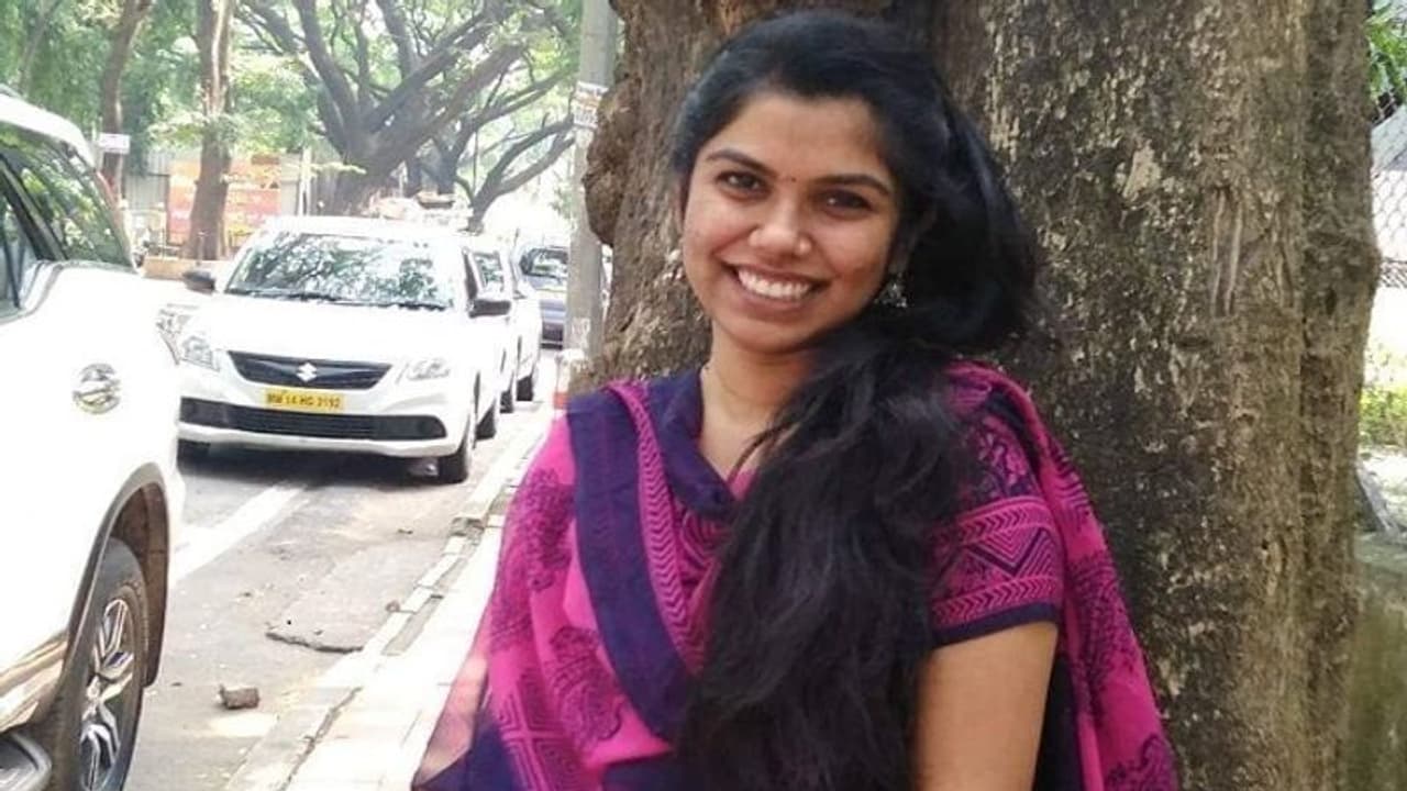 అబోలీ ఆంగ్ల కవిత: పూలమాల అబోలీ ఆంగ్ల కవిత: పూలమాల