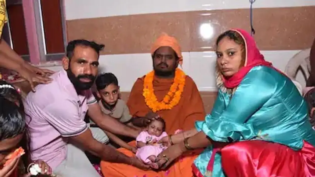 मंदिर में 30 दिन के बच्चे को साधु बनाने के लिए व्यापारी ने दिया दान, पुजारी ने सुनाई ये कहानी मंदिर में 30 दिन के बच्चे को साधु बनाने के लिए व्यापारी ने दिया दान, पुजारी ने सुनाई ये कहानी