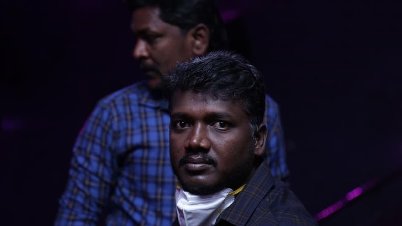 <p>இயக்குனர் மாரி செல்வராஜ் இயக்கத்தில், தனுஷ் நடித்திருக்கும் திரைப்படம் 'கர்ணன்'. &nbsp;ஏப்ரல் 9ஆம் தேதி, அதாவது இன்று ரிலீசாக &nbsp;இந்த படத்தின் மீதான எதிர்பார்ப்புகளை அதிகரிக்கும் விதமாக, இதுவரை 'கண்டா வரச்சொல்லுடா', 'பண்டாரத்தி புராணம்', மற்றும் 'திரௌபதி முத்தம்' உள்ளிட்ட 3 பாடல்கள் வெளியாகி ரசிகர்கள் மத்தியில் நல்ல வரவேற்பை பெற்றது.&nbsp;</p>
