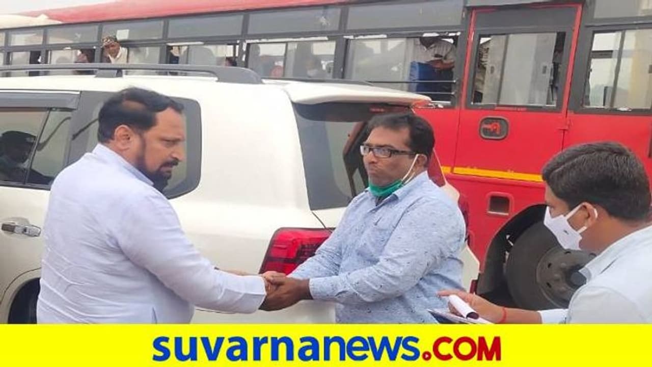 ಕಲಬುರಗಿ: ಮುಷ್ಕರದ ಮಧ್ಯೆ ಕರ್ತವ್ಯಕ್ಕೆ ಹಾಜರಾದ ಸಿಬ್ಬಂದಿಗೆ ಅಭಿನಂದಿಸಿದ ಸವದಿ ಕಲಬುರಗಿ: ಮುಷ್ಕರದ ಮಧ್ಯೆ ಕರ್ತವ್ಯಕ್ಕೆ ಹಾಜರಾದ ಸಿಬ್ಬಂದಿಗೆ ಅಭಿನಂದಿಸಿದ ಸವದಿ