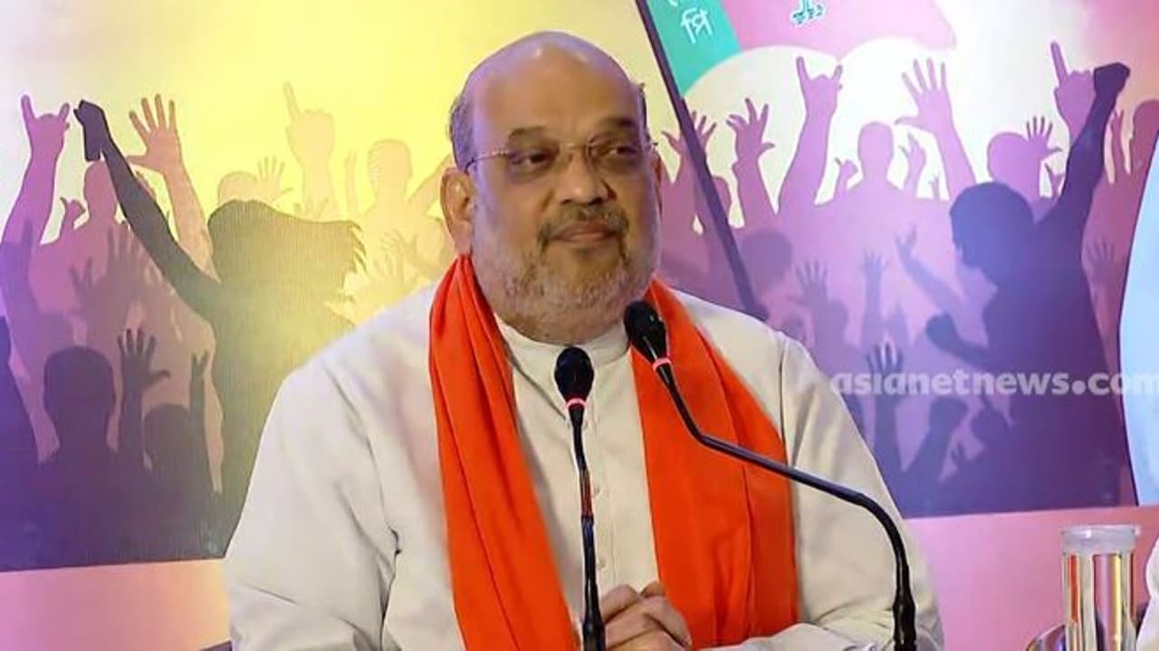 কলকাতার বুকে অমিত শাহের টাউন হল সভার 'কার্পেট বম্বিং' কলকাতার বুকে অমিত শাহের টাউন হল সভার 'কার্পেট বম্বিং'