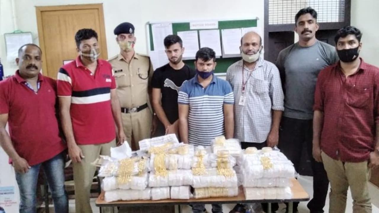നികുതി അടയ്ക്കാതെ കടത്തിയ 33 കിലോഗ്രാം സ്വർണ്ണാഭരണങ്ങൾ ട്രെയിനിൽ നിന്ന് പിടികൂടി നികുതി അടയ്ക്കാതെ കടത്തിയ 33 കിലോഗ്രാം സ്വർണ്ണാഭരണങ്ങൾ ട്രെയിനിൽ നിന്ന് പിടികൂടി