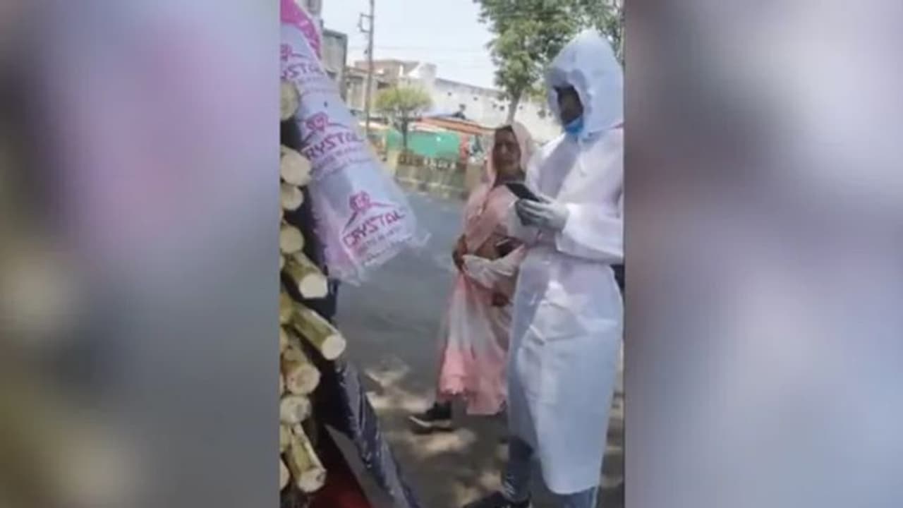 అంబులెన్స్ లో వ్యక్తికి కరోనా.. చెరుకు రసం కోసం వచ్చిన డ్రైవర్... అంబులెన్స్ లో వ్యక్తికి కరోనా.. చెరుకు రసం కోసం వచ్చిన డ్రైవర్...