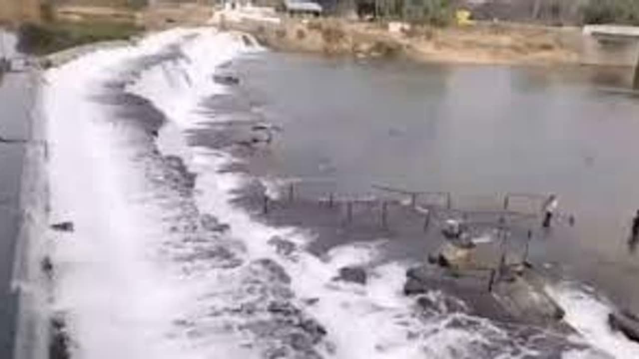 மின்னல் வேகத்தில் பரவும் கொரோனா... கொடிவேரி தடுப்பணையில் குளிக்க சுற்றுலா பயணிகளுக்கு தடை...!