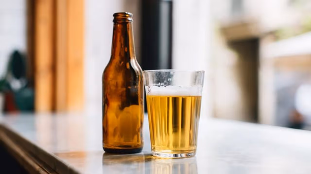 Drinking beer: వాట్ .. బీర్ తాగితే మంచిదా..? Drinking beer: వాట్ .. బీర్ తాగితే మంచిదా..?