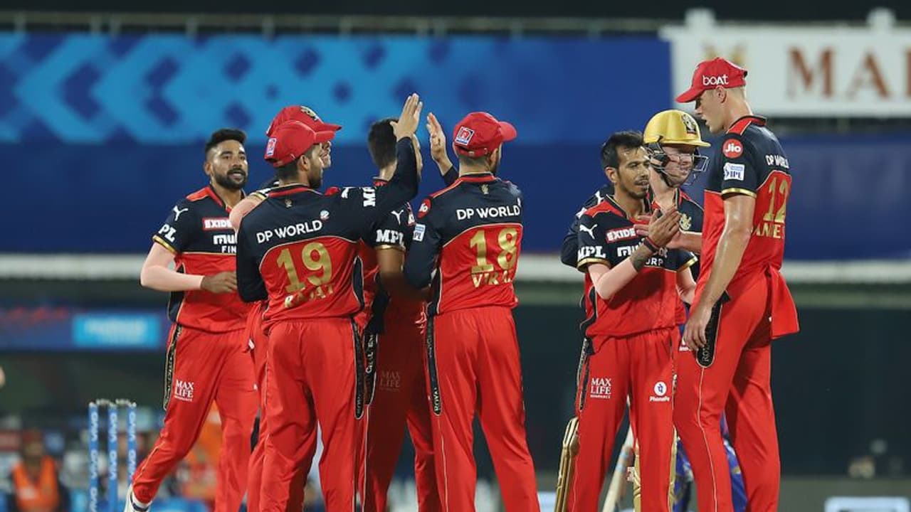 RCB ದಾಳಿಗೆ ಅಬ್ಬರಿಸಲು ಮುಂಬೈ ಇಂಡಿಯನ್ಸ್ ವಿಫಲ ; ಕೊಹ್ಲಿ ಸೈನ್ಯಕ್ಕೆ ಸ್ಪರ್ಧಾತ್ಮಕ ಟಾರ್ಗೆಟ್! RCB ದಾಳಿಗೆ ಅಬ್ಬರಿಸಲು ಮುಂಬೈ ಇಂಡಿಯನ್ಸ್ ವಿಫಲ ; ಕೊಹ್ಲಿ ಸೈನ್ಯಕ್ಕೆ ಸ್ಪರ್ಧಾತ್ಮಕ ಟಾರ್ಗೆಟ್!