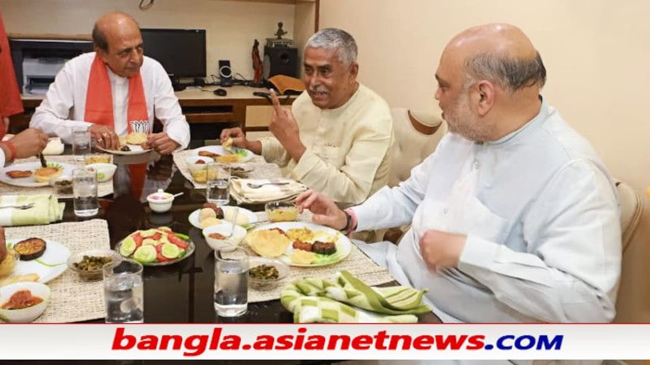 দুপুরে 'জুপিদা'র বাড়িতেই খেলেন অমিত শাহ, চেনেন কি এই বাঙালি বিজেপি নেতাকে দুপুরে 'জুপিদা'র বাড়িতেই খেলেন অমিত শাহ, চেনেন কি এই বাঙালি বিজেপি নেতাকে