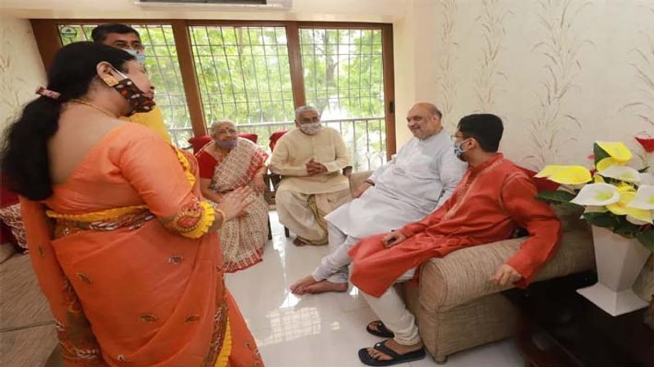 WB Election 2021: बुजुर्ग जनसंघी समरेंद्र बिश्वास के घर पहुंचे गृहमंत्री, परिवार संग किया लंच WB Election 2021: बुजुर्ग जनसंघी समरेंद्र बिश्वास के घर पहुंचे गृहमंत्री, परिवार संग किया लंच