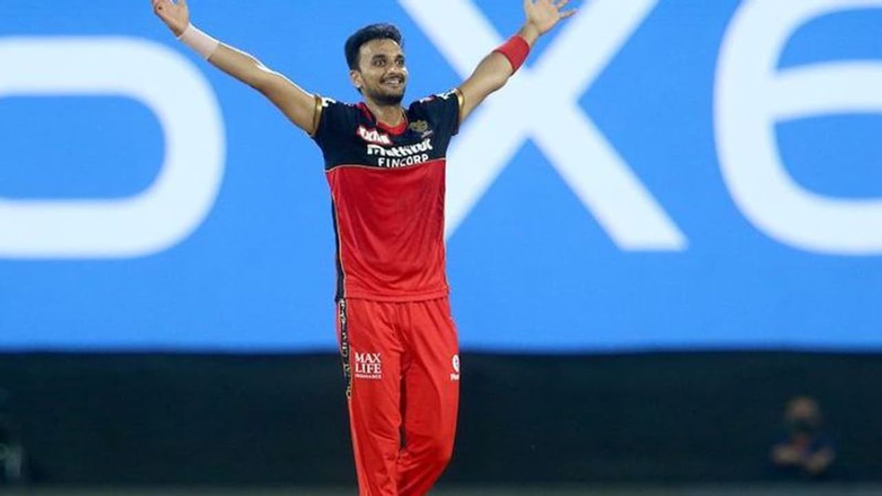 ఐపీఎల్ లో ఆర్సీబీ బౌలర్ చెత్తి రికార్డ్..! ఐపీఎల్ లో ఆర్సీబీ బౌలర్ చెత్తి రికార్డ్..!