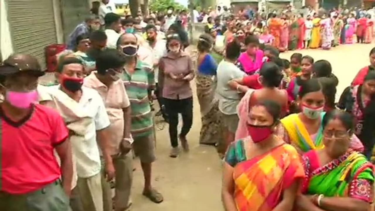 ಪಶ್ಚಿಮ ಬಂಗಾಳ ಚುನಾವಣೆ: ಹಿಂಸಾಚಾರದ ನಡುವೆ ದಾಖಲೆ ಪ್ರಮಾಣದ ಮತದಾನ! ಪಶ್ಚಿಮ ಬಂಗಾಳ ಚುನಾವಣೆ: ಹಿಂಸಾಚಾರದ ನಡುವೆ ದಾಖಲೆ ಪ್ರಮಾಣದ ಮತದಾನ!