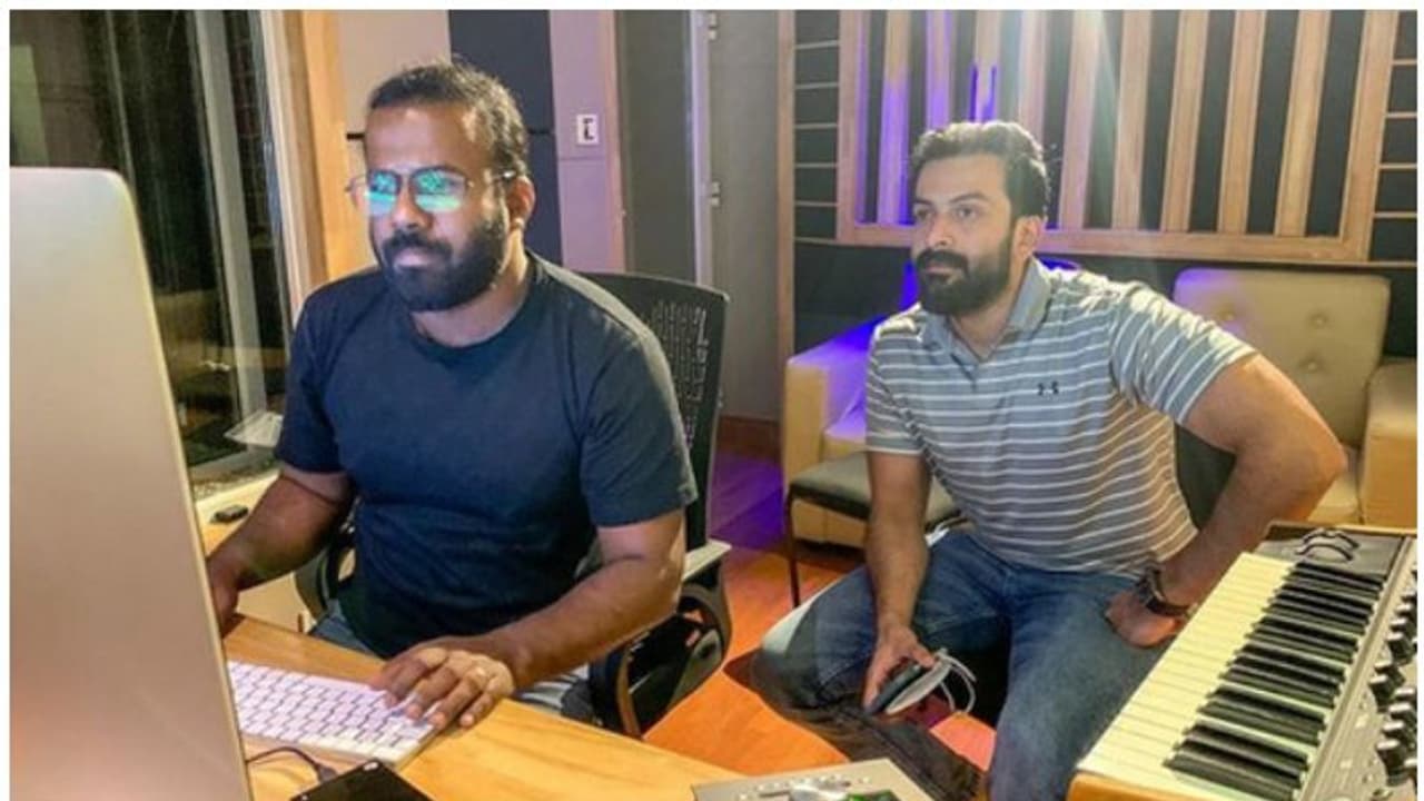 കുരുതിയുടെ അവസാന മിനുക്കുപണിയില്, ജേക്ക്സ് ബിജോയിയെ അഭിനന്ദിച്ച് പൃഥ്വിരാജ് കുരുതിയുടെ അവസാന മിനുക്കുപണിയില്, ജേക്ക്സ് ബിജോയിയെ അഭിനന്ദിച്ച് പൃഥ്വിരാജ്