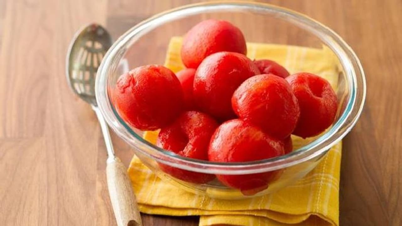 തക്കാളിയുടെ തൊലി ഇനി എളുപ്പത്തില്‍ കളയാം; ഒന്ന് പരീക്ഷിച്ചുനോക്കൂ...