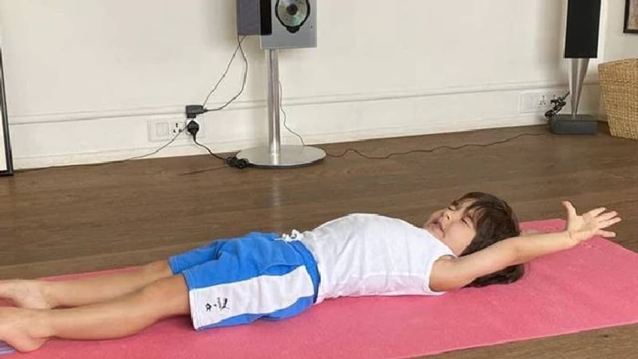 യോഗാ മാറ്റില്‍ കിടക്കുന്ന തൈമൂര്‍; ചിത്രം പങ്കുവച്ച് കരീന കപൂര്‍