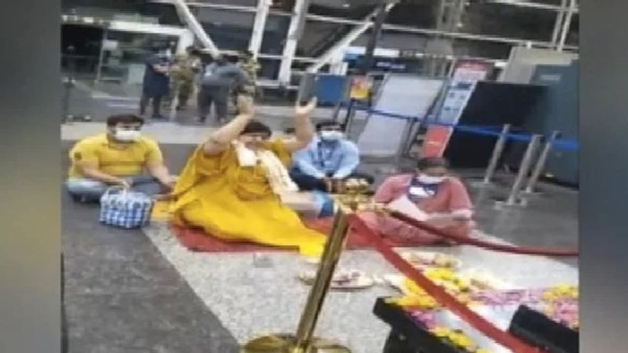 കൊറോണയെ തുരത്താന് എയര്പോര്ട്ടില് പൂജ നടത്തി മധ്യപ്രദേശ് മന്ത്രി കൊറോണയെ തുരത്താന് എയര്പോര്ട്ടില് പൂജ നടത്തി മധ്യപ്രദേശ് മന്ത്രി