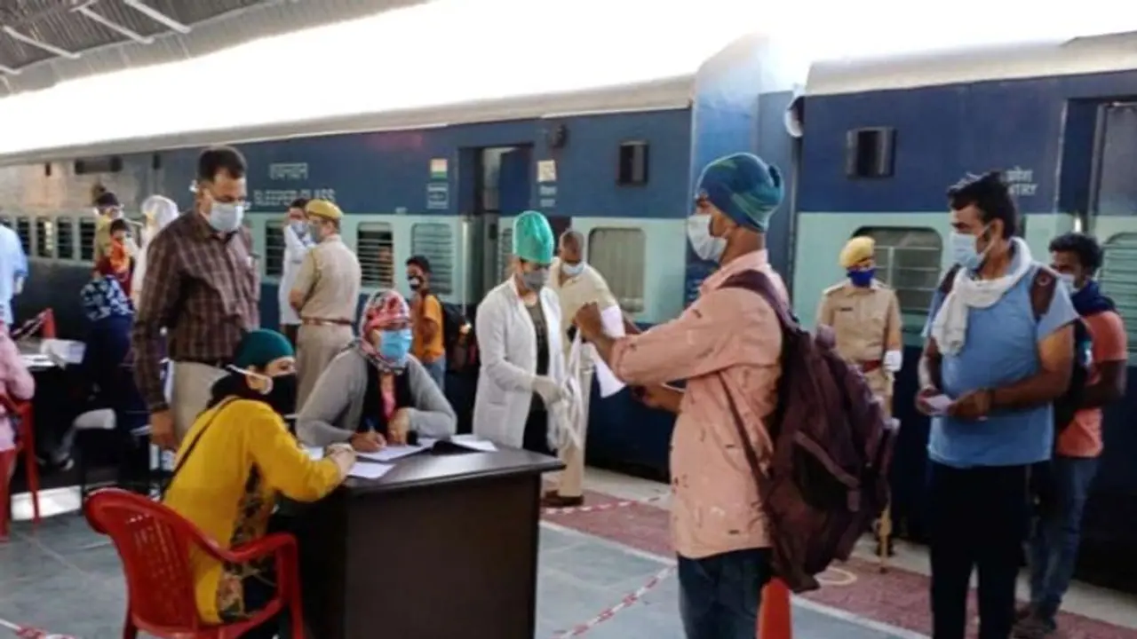 रेलवे का बड़ा फैसला: इन 6 बड़े स्टेशनों पर प्लेटफॉर्म टिकट की बिक्री बंद की, जानिए क्या है वजह रेलवे का बड़ा फैसला: इन 6 बड़े स्टेशनों पर प्लेटफॉर्म टिकट की बिक्री बंद की, जानिए क्या है वजह