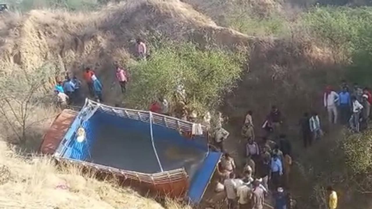 యూపీలో ఘోర రోడ్డు ప్రమాదం: లోయలో పడిన ట్రక్కు, 10 మంది దుర్మరణం యూపీలో ఘోర రోడ్డు ప్రమాదం: లోయలో పడిన ట్రక్కు, 10 మంది దుర్మరణం