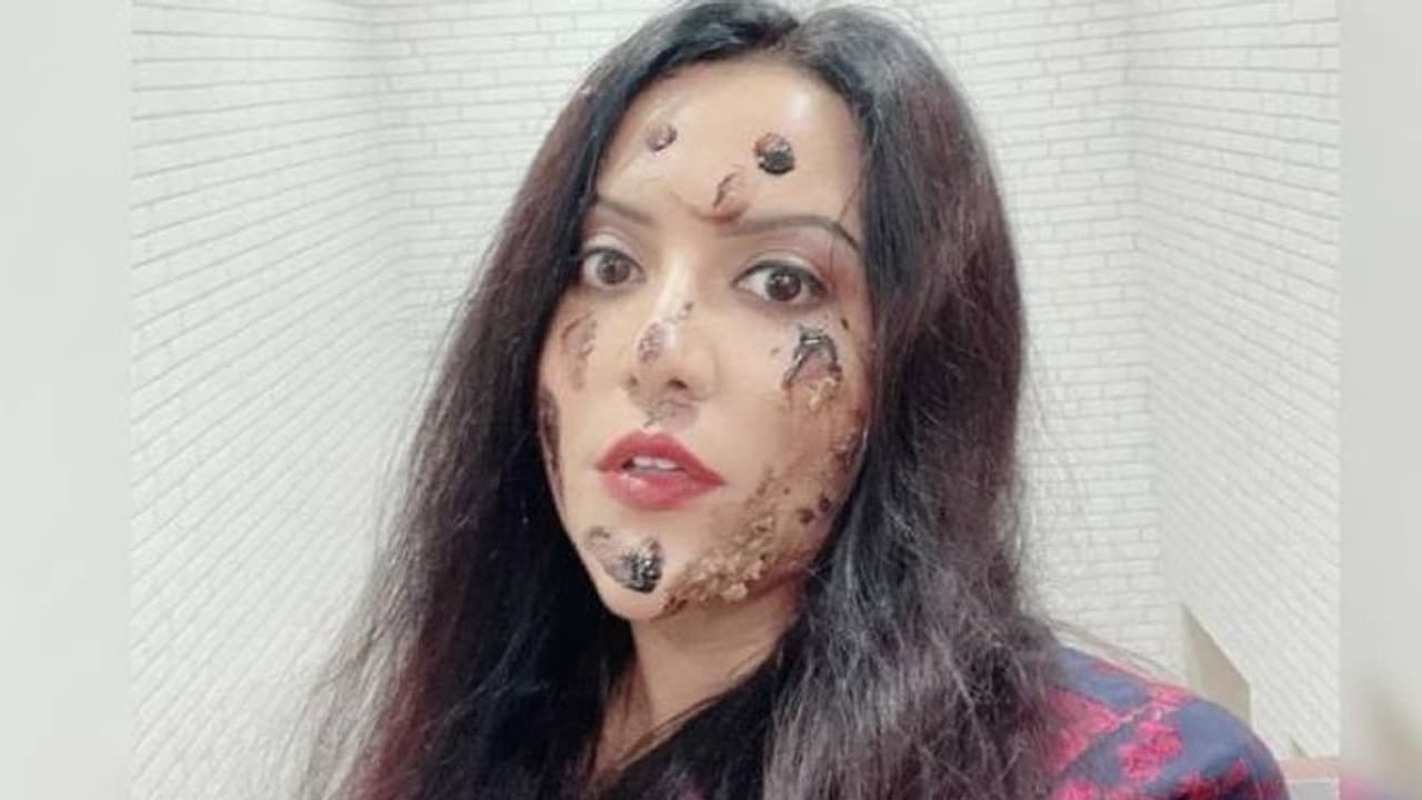 अमृता फडणवीस ने शेयर की ऐसी तस्वीर, लिखा 'सिर्फ कुछ दाग अच्छे लगते हैं', जानिए क्या हैं इसके मायने अमृता फडणवीस ने शेयर की ऐसी तस्वीर, लिखा 'सिर्फ कुछ दाग अच्छे लगते हैं', जानिए क्या हैं इसके मायने