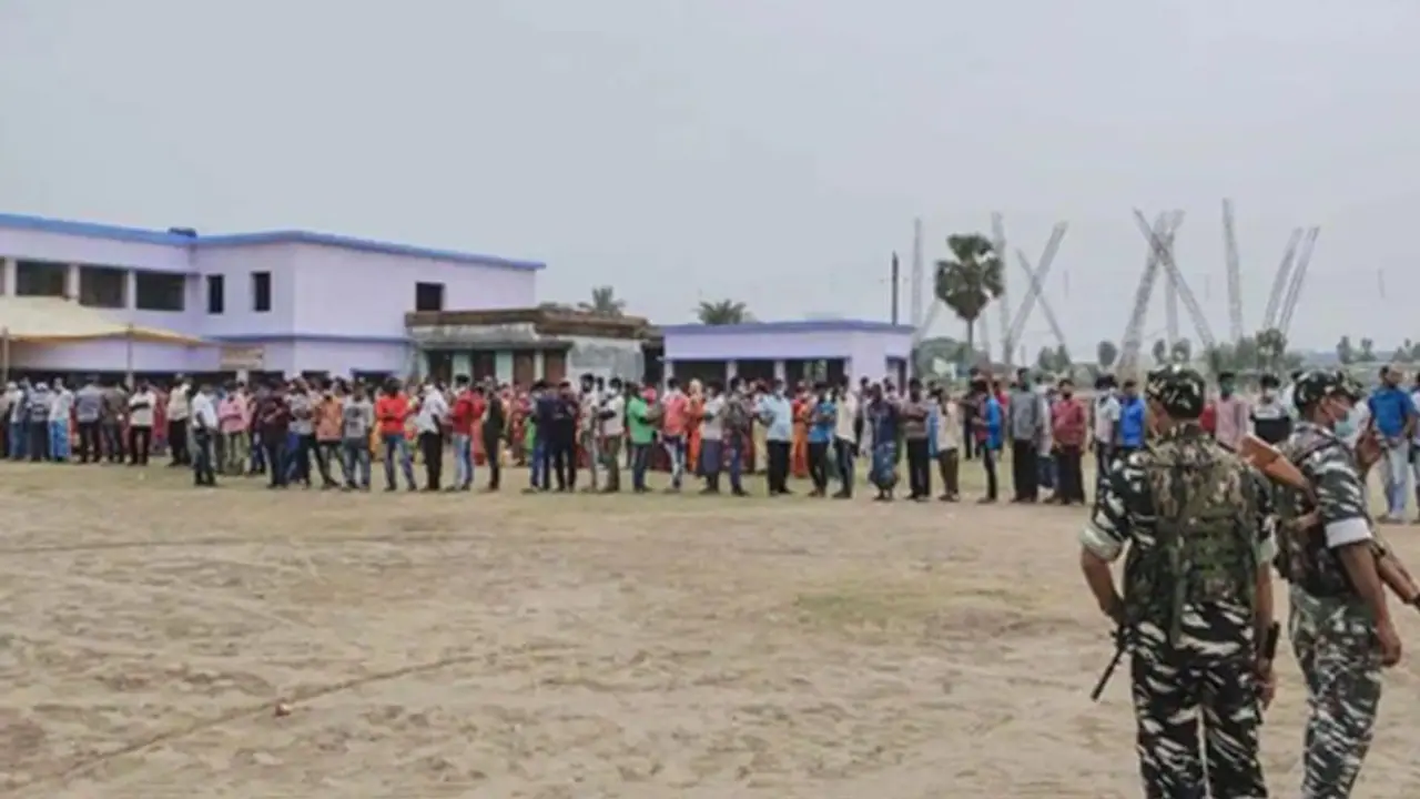 हिंसा: कूचबिहार में नेताओं की एंट्री पर 2 घंटे तक रोक, EC ने कहा CISF ने आत्मरक्षा में फायरिंग की हिंसा: कूचबिहार में नेताओं की एंट्री पर 2 घंटे तक रोक, EC ने कहा CISF ने आत्मरक्षा में फायरिंग की