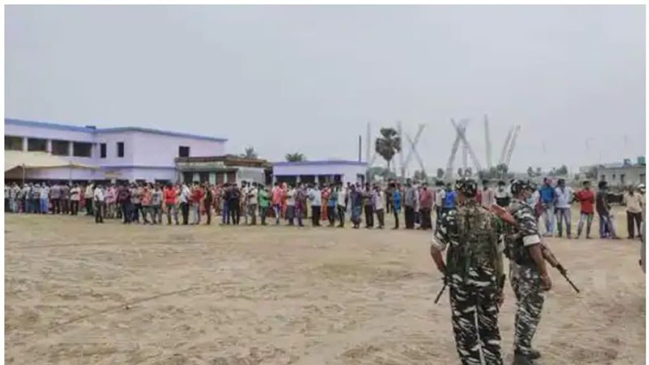 വോട്ടെടുപ്പിനിടെ അക്രമം; ബംഗാളിലെ കൂച്ച്ബിഹാറിൽ രാഷ്ട്രീയ നേതാക്കൾക്ക് വിലക്ക് വോട്ടെടുപ്പിനിടെ അക്രമം; ബംഗാളിലെ കൂച്ച്ബിഹാറിൽ രാഷ്ട്രീയ നേതാക്കൾക്ക് വിലക്ക്