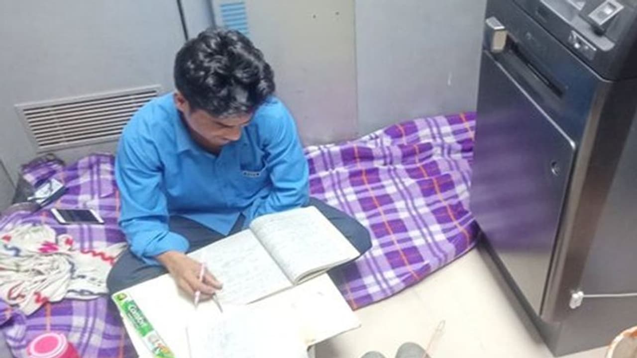 ATM के कमरे में बैठ कर पढ़ाई करता है ये शख्स, IAS ने कहा हो कहीं भी आग, लेकिन आग जलनी चाहिए ATM के कमरे में बैठ कर पढ़ाई करता है ये शख्स, IAS ने कहा हो कहीं भी आग, लेकिन आग जलनी चाहिए