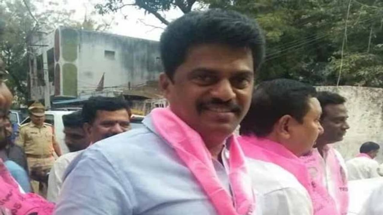 ఈడీ సోదాలు:నాయిని అల్లుడు శ్రీనివాస్ రెడ్డి ఇంట్లో భారీగా నగదు స్వాధీనం ఈడీ సోదాలు:నాయిని అల్లుడు శ్రీనివాస్ రెడ్డి ఇంట్లో భారీగా నగదు స్వాధీనం