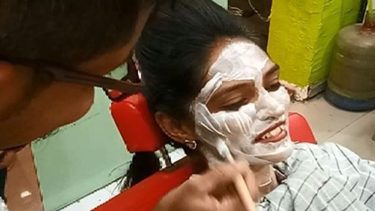 Surat: A parlour where girls can get makeup done at affordable prices Surat: A parlour where girls can get makeup done at affordable prices