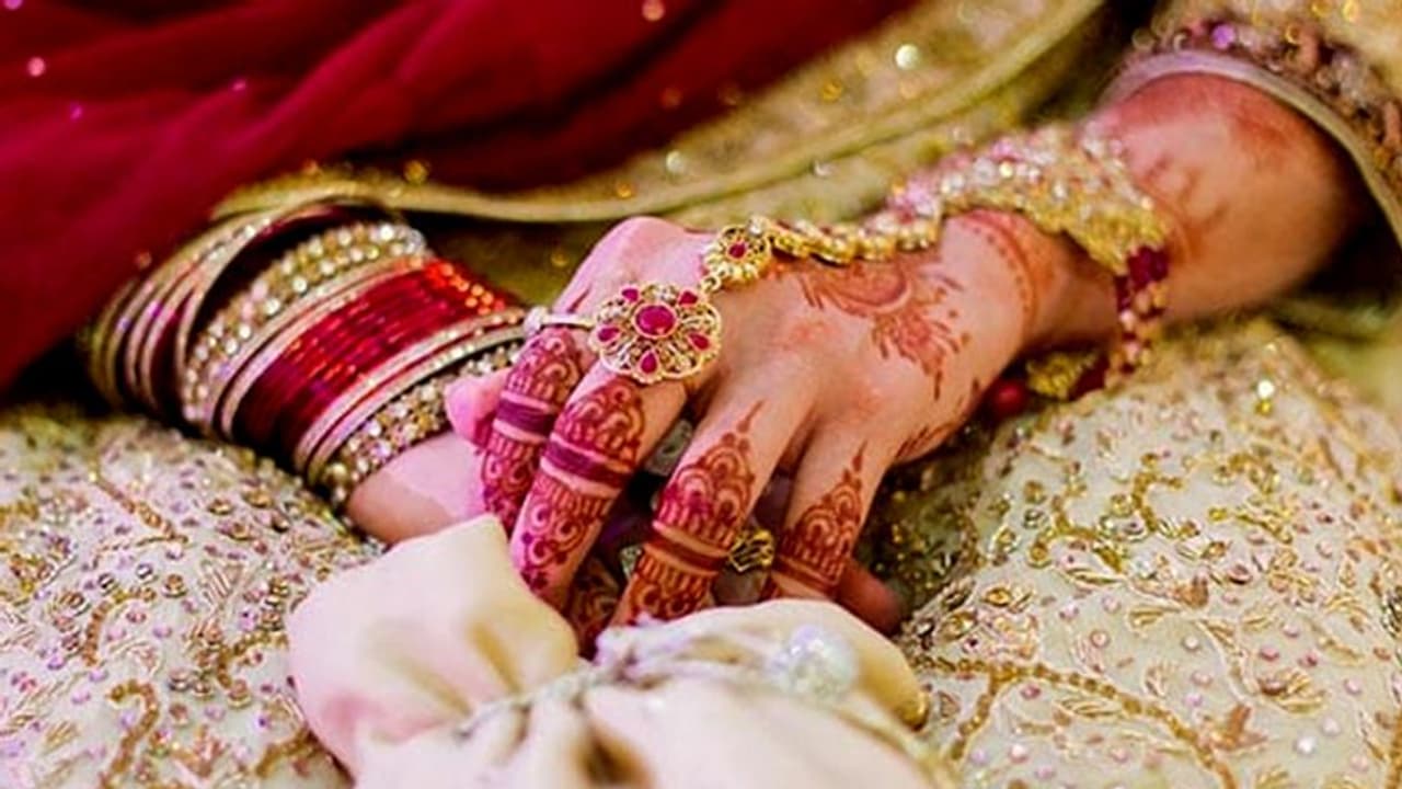 Divorce : 'ലാപ്ടോപും ഫോണും സോപ്പുപൊടിയില് കഴുകി, ഭാര്യക്ക് അമിത വൃത്തി'; വിവാഹമോചനം തേടി യുവാവ് Divorce : 'ലാപ്ടോപും ഫോണും സോപ്പുപൊടിയില് കഴുകി, ഭാര്യക്ക് അമിത വൃത്തി'; വിവാഹമോചനം തേടി യുവാവ്